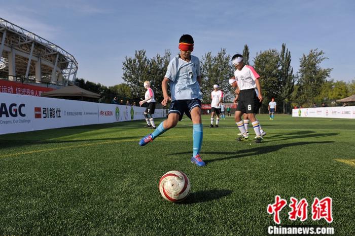 资料图：盲人运动员在足球比赛中。/p中新网记者 李俊 摄